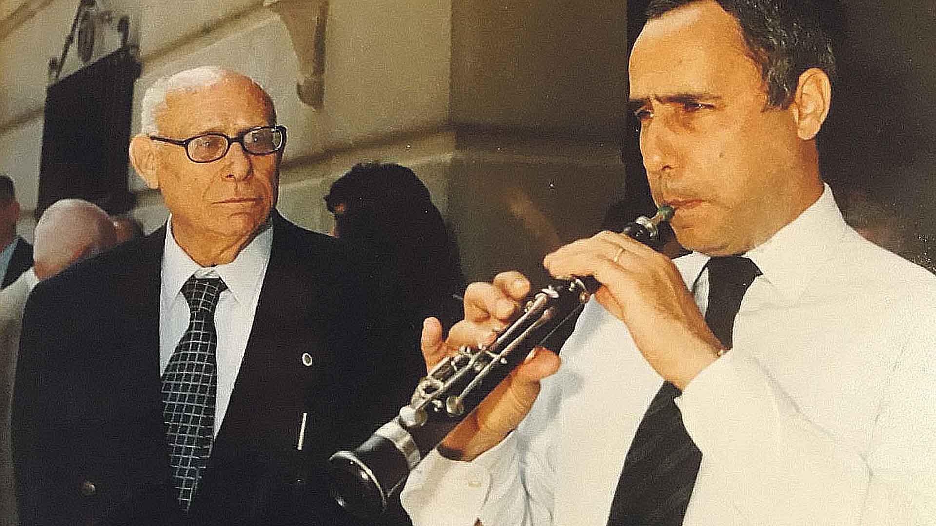 Manuel González Herrero viendo tocar la dulzaina a su hijo Joaquín. C. P. Joaquín González Herrero.