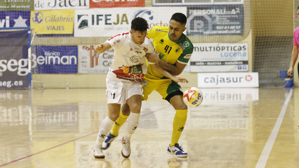 Wendell Pereira presiona a Juanfran en un momento del encuentro disputado en el pabellón de La Salobreja. / EL ADELANTADO