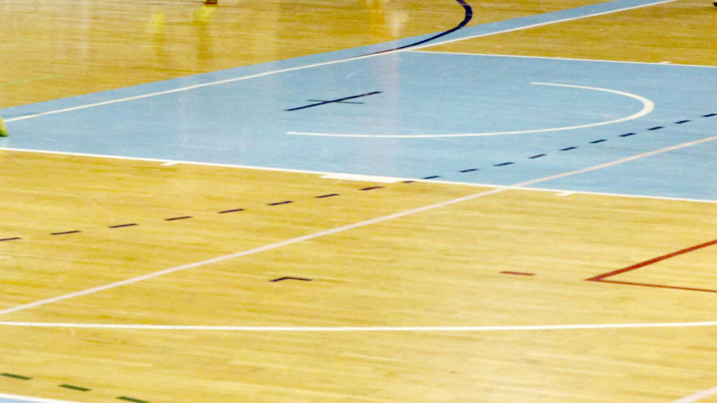 Imagen parcial del parquet del Pedro Delgado, que suma 26 años de vida útil con una media de uso de doce horas diarias. / NEREA LLORENTE