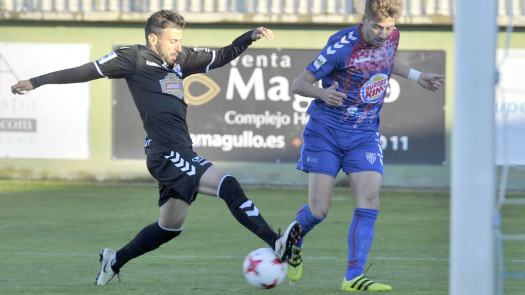 Dani Calleja intenta enviar un balón al área en un encuentro de la Gimnástica Segoviana. / KAMARERO
