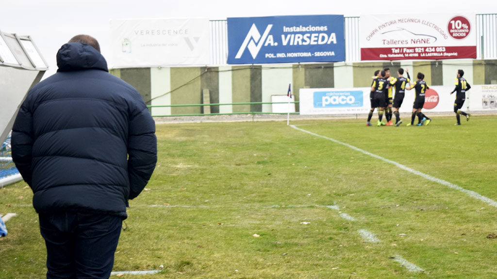 El técnico de la Segoviana mira como el Rápido de Bouzas celebra un gol. / MARTA HERRERO