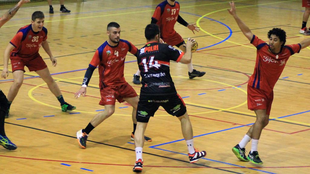 El capitán del Viveros Herol Nava, Carlos Villagrán, intenta superar a la defensa del Covadonga durante un partido de esta temporada. / ÓSCAR MARTÍN