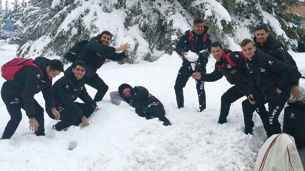 Los jugadores del Naturpellet pusieron buena cara al mal tiempo y se atrevieron a posar sobre una gruesa capa de nieve. / EL ADELANTADO