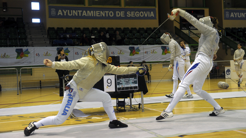 Combate entre dos tiradoras durante una de las pasadas ediciones de la Copa del Mundo ‘Ciudad de Segovia’ en el pabellón Pedro Delgado. / KAMARERO