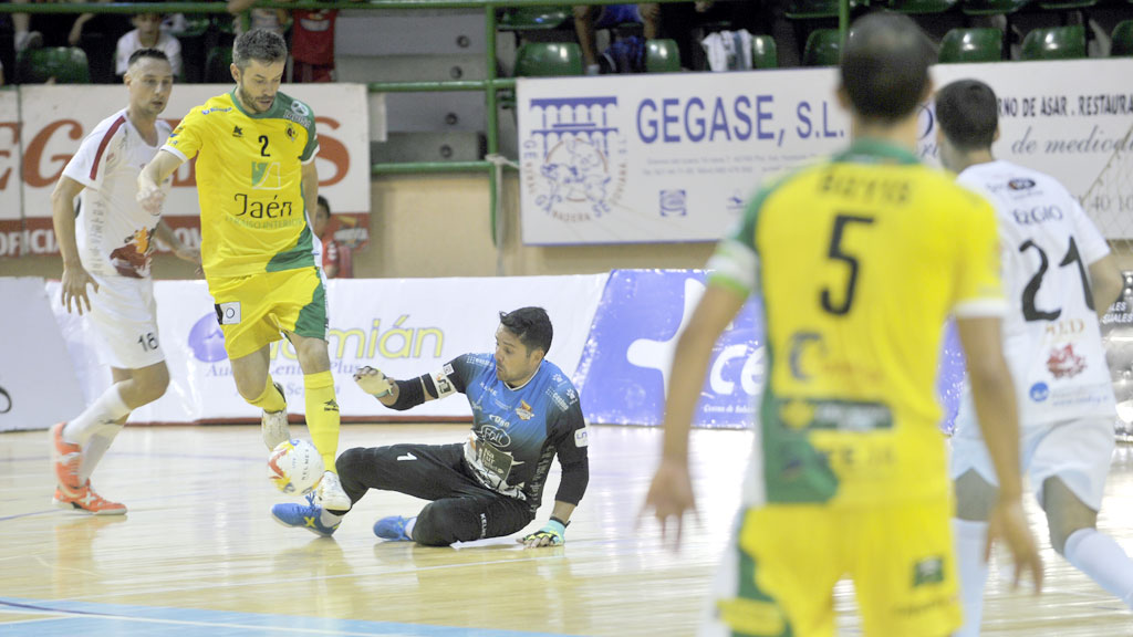 Cidao intenta detener el avance de un jugador del Jaén durante el partido jugado en el Pedro Delgado. / KAMARERO