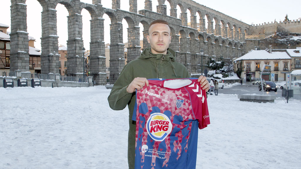 Agus Alonso posa con la camiseta de la Segoviana momentos antes de su presentación como nuevo jugador azulgrana. / NEREA LLORENTE