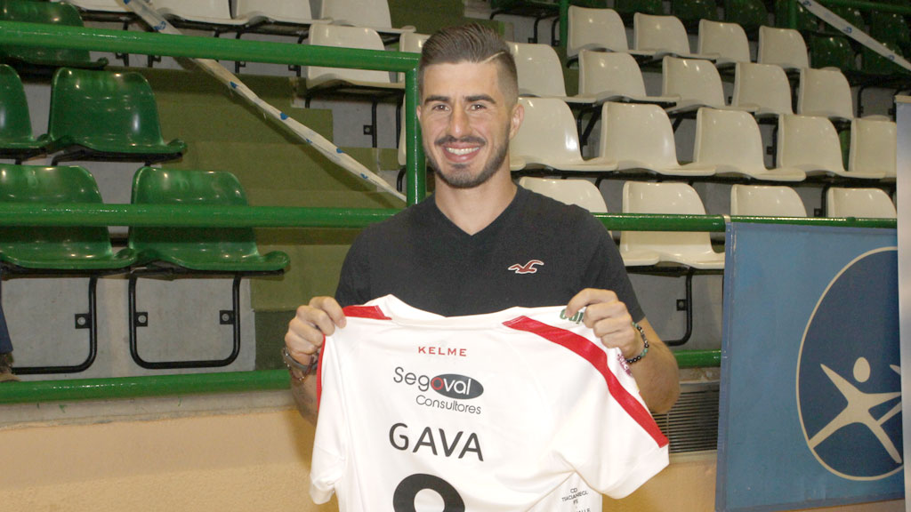 Gava, con la camiseta del Naturpellet que aún no puede estrenar en partido oficial. / NEREA LLORENTE