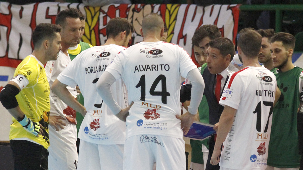 Diego Gacimartín da instrucciones a sus jugadores durante un tiempo muerto. / NEREA LLORENTE