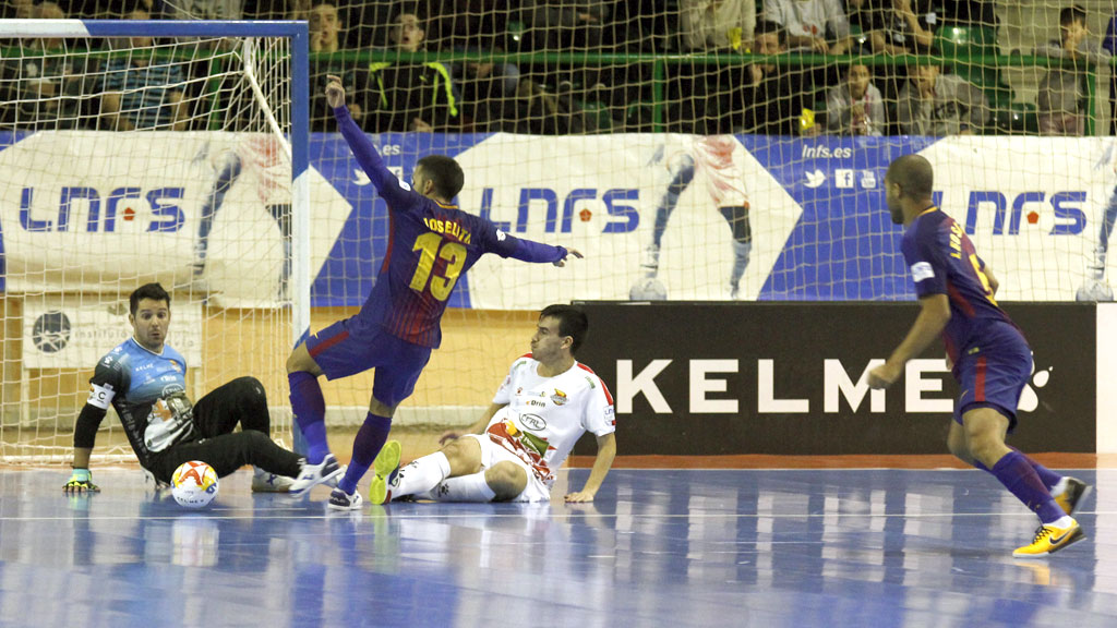 Cidao trata de reaccionar ante la acción ofensiva de Joselito en un momento del encuentro. / NEREA LLORENTE