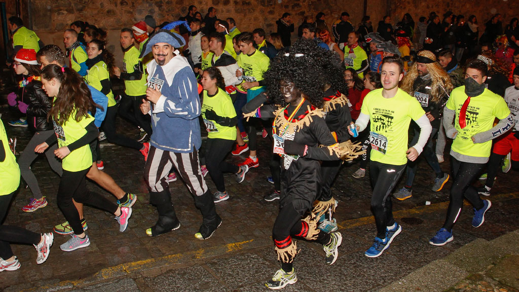 Un grupo de atletas finaliza la primera de las ascensiones a la calle de san Juan cumpliendo de esta manera los primeros metros de la Carrera Fin de Año. / NEREA LLORENTE