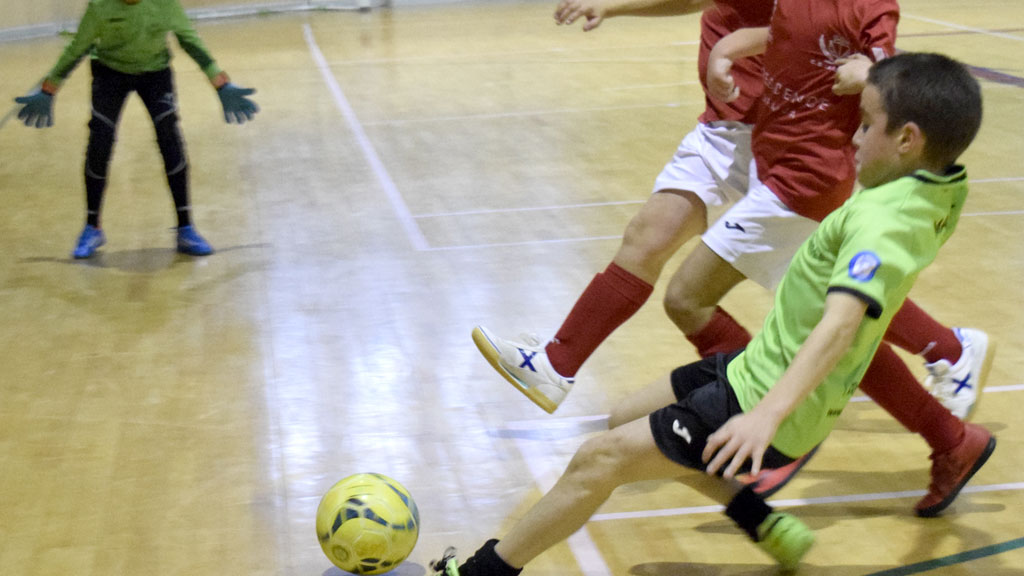 El jugador intenta chutar con la izquierda ante la oposición de dos rivales durante uno de los encuentros. / MARTA HERRERO