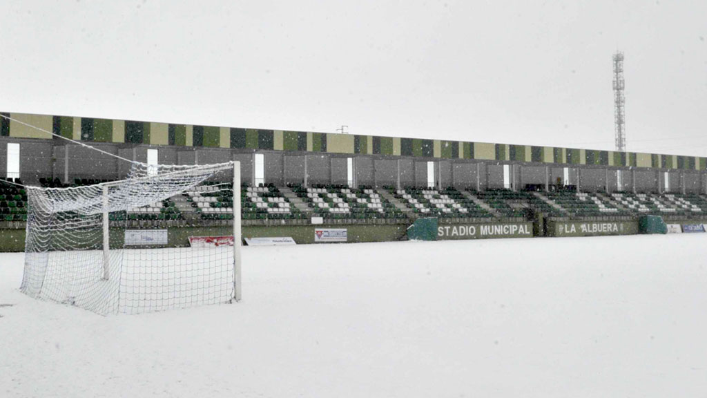 El campo municipal de La Albuera, repleto de nieve en su terreno de juego. / KAMARERO
