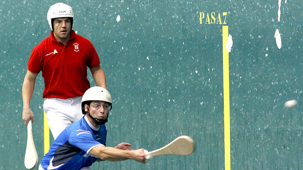 Un jugador segoviano golpea la pelota en un encuentro disputado en el frontón de Vallelado. / E.A.