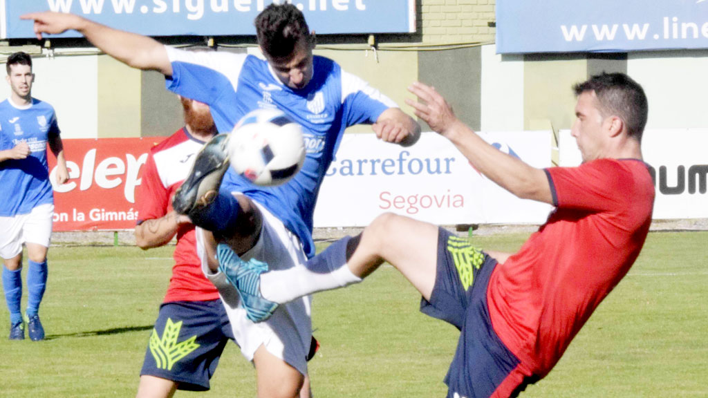 La reacción del Unami en la segunda parte no basta para superar al Norma (1-0) 1 El jugador del Unami Hamza disputa un balón ante un contrincante del Norma. / M.H.