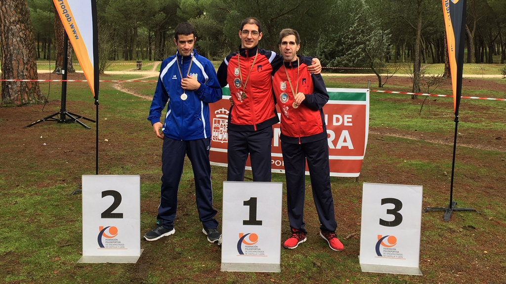 El podio en la categoría masculina de la prueba de los cinco kilómetros. / E.A.