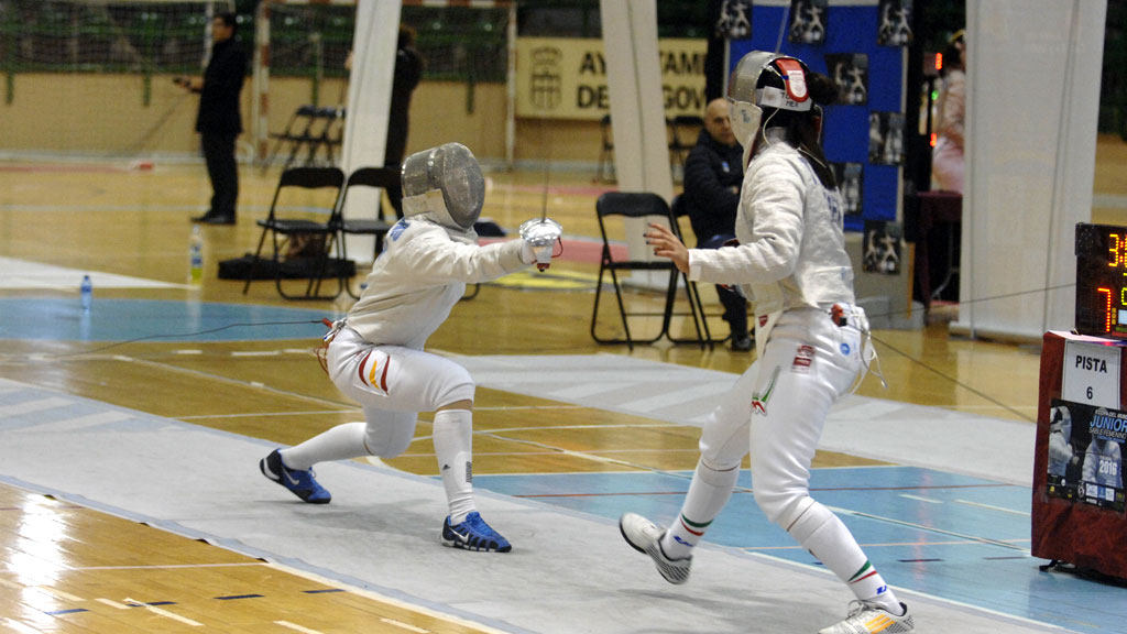 Una de las poules celebradas sobre la cancha del Pedro Delgado durante una de las pruebas de la Copa del Mundo de sable femenino. / JUAN MARTÍN