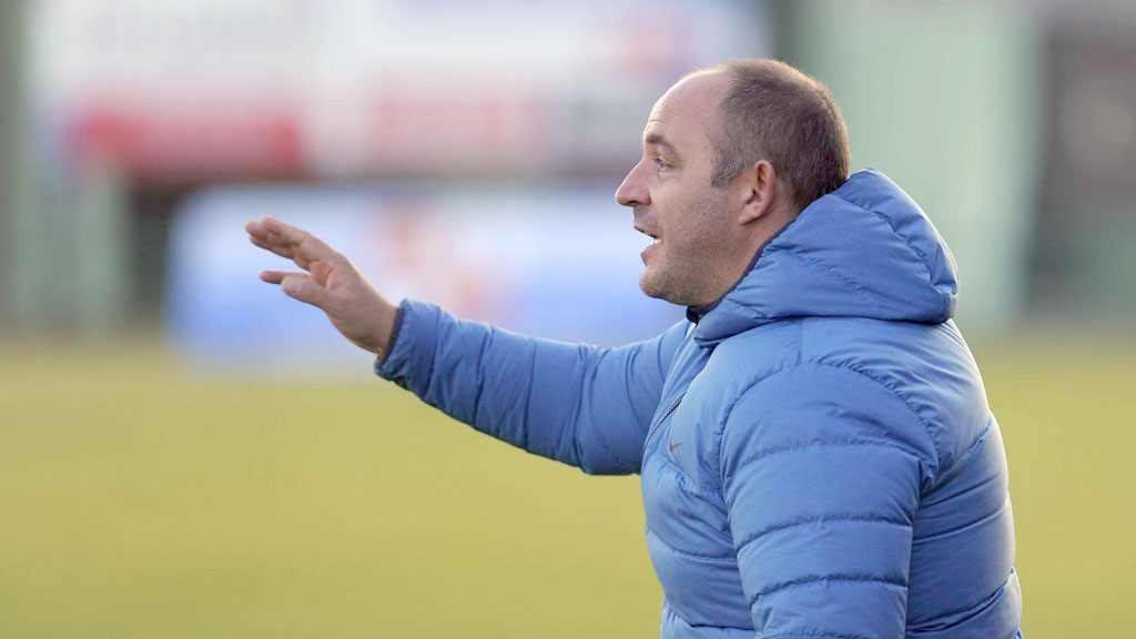 Abraham García da instrucciones durante un encuentro de la Segoviana jugado en La Albuera. / KAMARERO