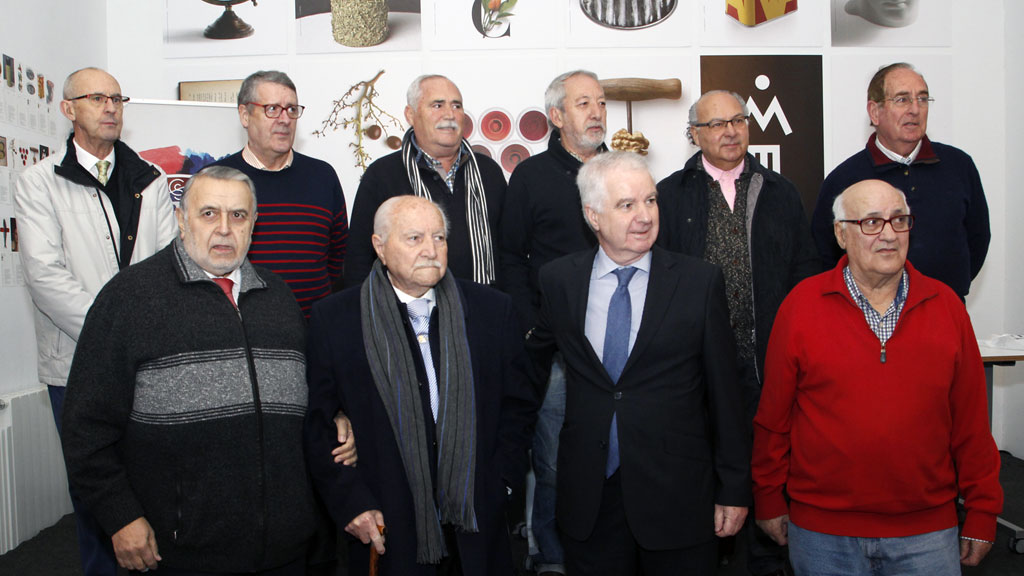 Algunos de los integrantes del primer equipo juvenil de la historia de la Gimnástica Segoviana en el acto que tuvo lugar en el Palacio de Quintanar. / NEREA LLORENTE
