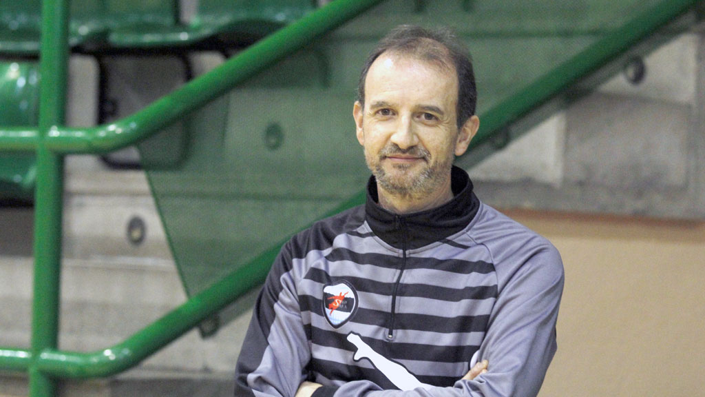 Agustín Pérez, en el pabellón Pedro Delgado, durante una pausa en la coordinación del Memorial Antonio Ibañes. / NEREA LLORENTE