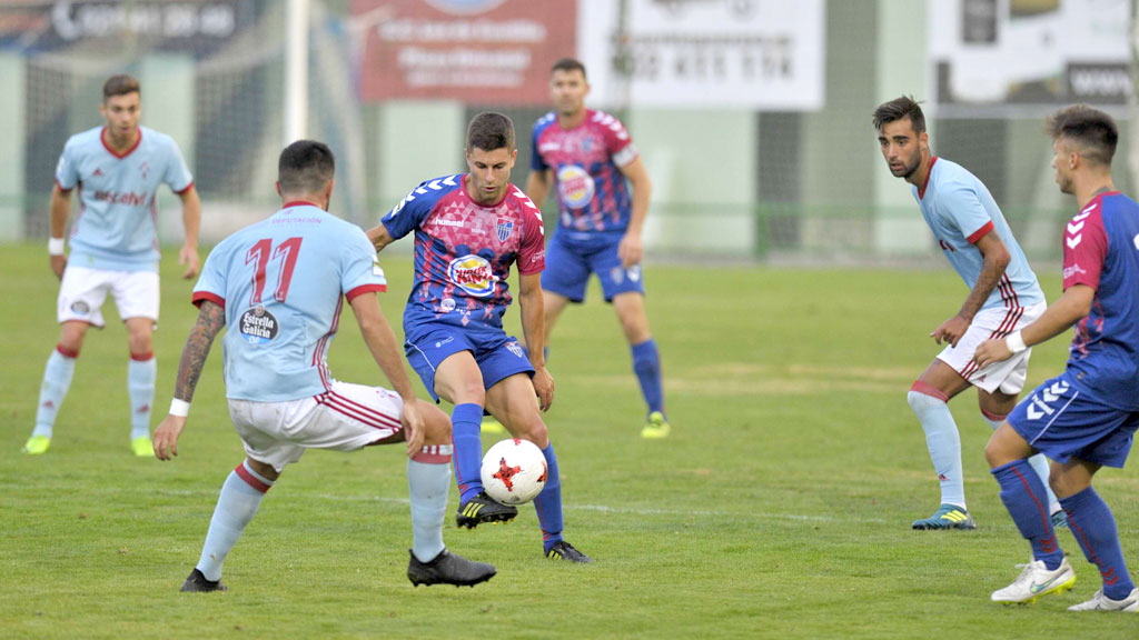 Manu controla el balón en presencia de un jugador del Celta B. / KAMARERO