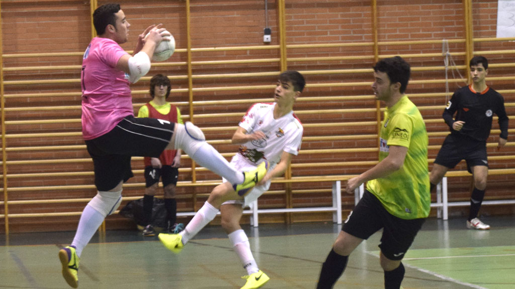 El guardameta del Eufón Cuéllar, Noé Tejedor, detiene una ocasión del Naturpellet Segovia Futsal durante la final. / MARTA HERRERO