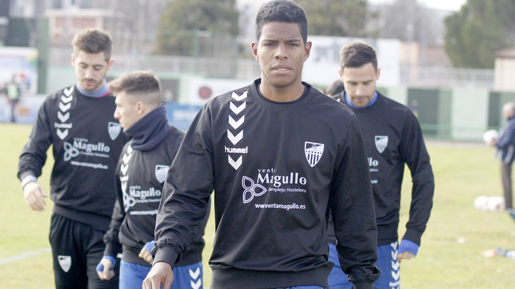 Álex, junto a sus compañeros, inicia el calentamiento para salir a jugar frente al Alcorcón B. / NEREA LLORENTE
