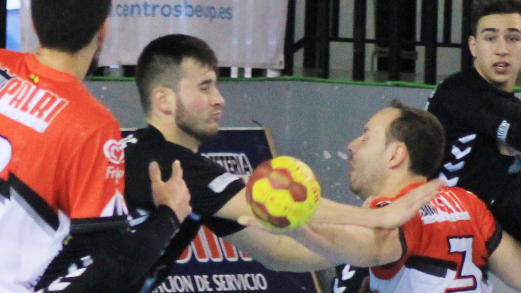 Isma Juárez  recibe la falta de un defensor en un encuentro anterior del Viveros Herol Nava. / ÓSCAR MARTÍN