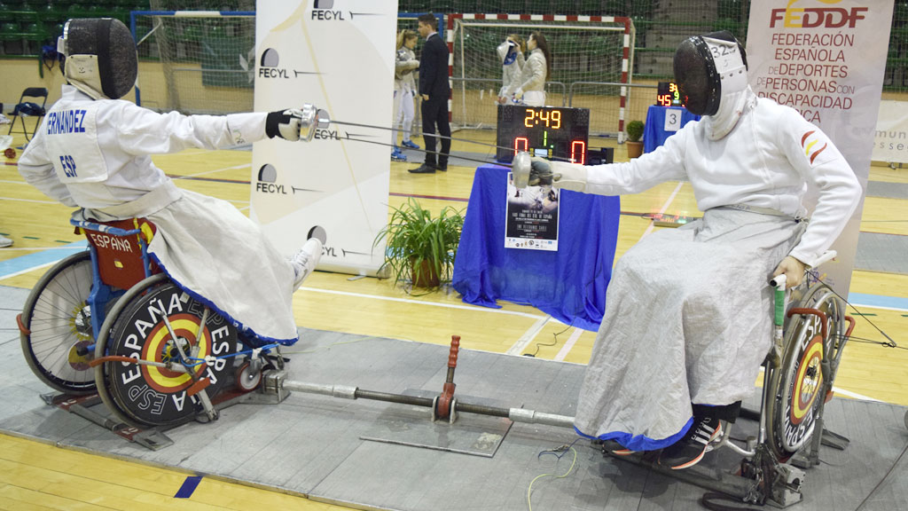 El gallego Iago Fernández compitiendo en un combate en el pabellón Pedro Delgado frente a un rival nacional en la modalidad de silla en ruedas. / MARTA HERRERO