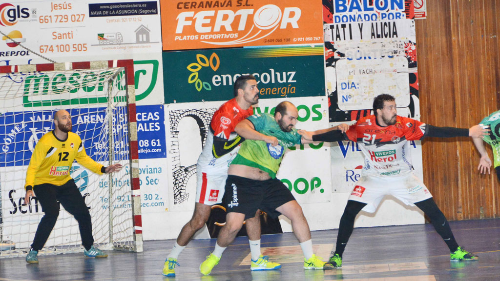 Álvaro Rodrigues defiende al pivote mientras que Andrés Alonso intenta ayudar mientras observa el balón. / AMADOR MARUGÁN