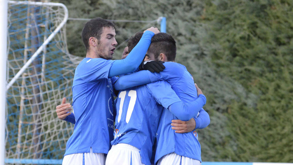 Los jugadores del CD La Granja se abrazan tras la consecución de un tanto. / TAMARA DE SANTOS