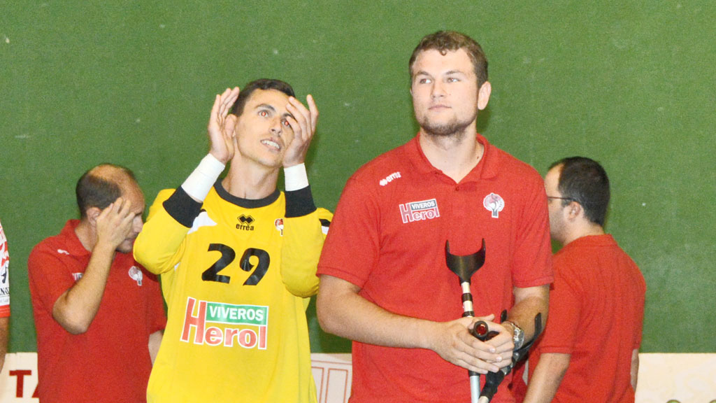 El jugador del Viveros Herol Nava Oleg Kisselev, con las muletas; junto al portero Yeray Lamariano. / A.MARUGÁN