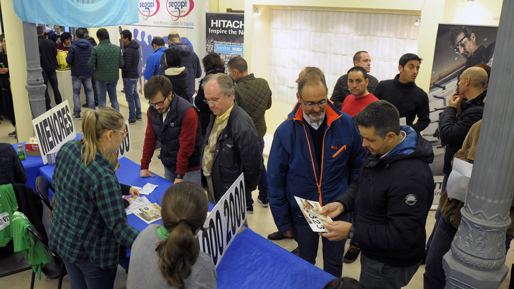 Los corredores de la pasada edición recogen los dorsales de forma previa a la media maratón. / KAMARERO