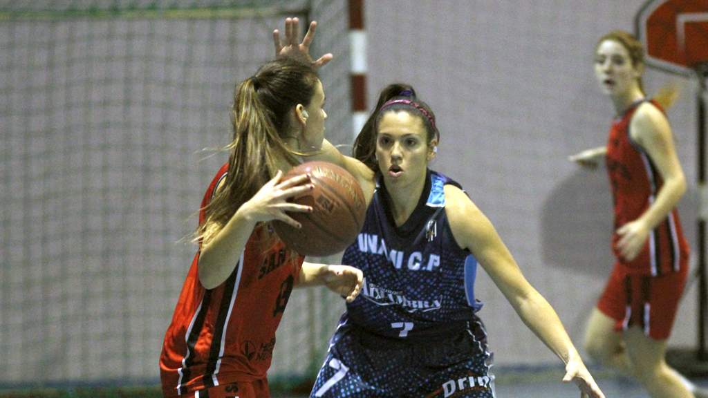 Míriam Rollán frente al Herbalife en el anterior encuentro. / NEREA LLORENTE