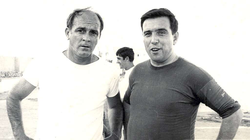 Mariano Chocolate (dcha) junto a Alfredo Di Stéfano en uno de los amistosos jugados por Segoviana y Real Madrid. / E.A.