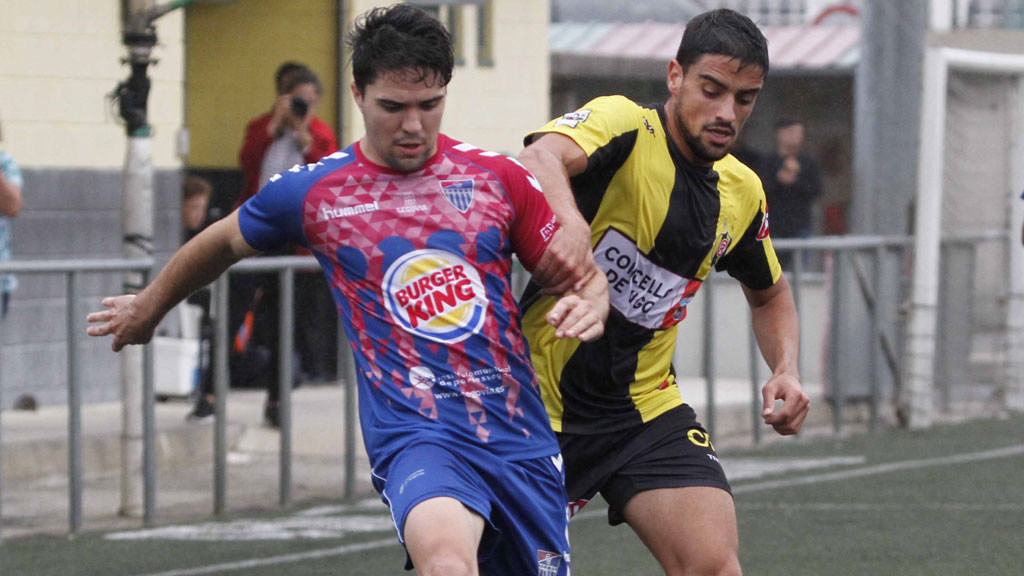 Rubén controla el balón ante la presión de un jugador del Rápido de Bouzas. / EL FARO DE VIGO