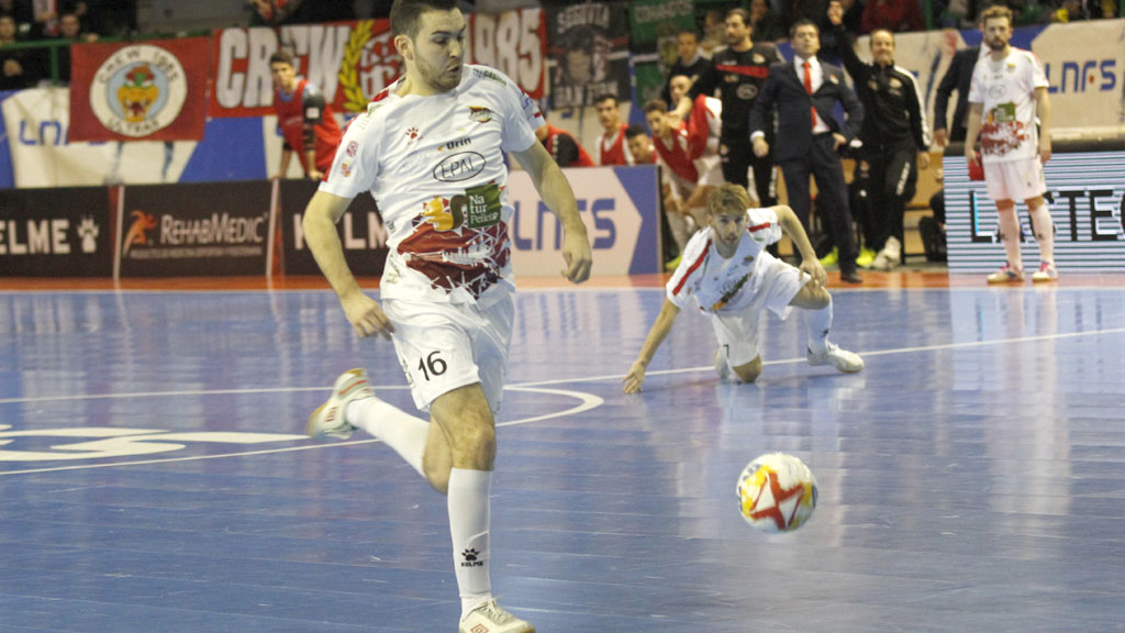 El ala del Naturpellet Segovia Javi Alonso diputa un balón. / NEREA LLORENTE