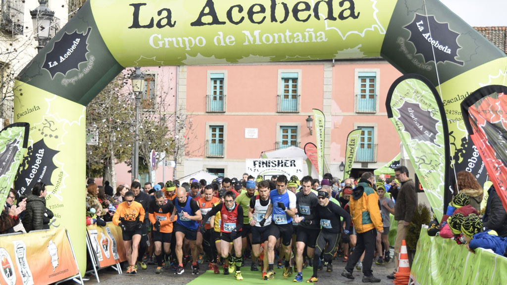 Los corredores de la prueba absoluta de la novena edición de la Vuelta a los jardines de La Granja salen desde la plaza de Los Dolores. / MARTA HERRERO