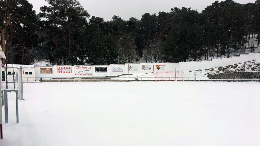 El terreno de juego del campo de Los Pinos de San Rafael, cubierto de nieve tras el fuerte temporal. / EL ADELANTADO