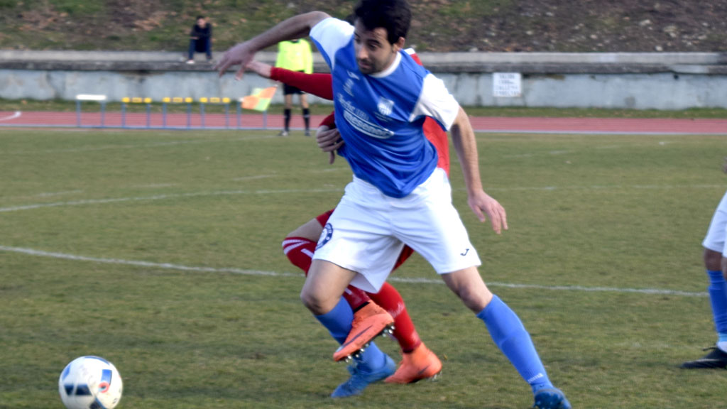 El centrocampista del Unami CP Javi de la Cruz intenta hacerse con balón con la presión de un rival. / MARTA HERRERO