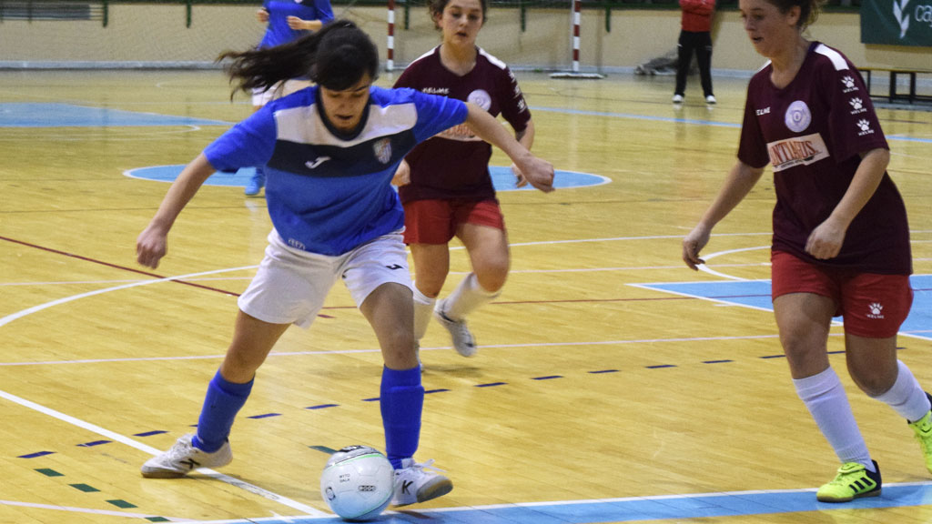 La ala del Unami Vero se dispone a tirar ante la llegada de una rival. / MARTA HERRERO