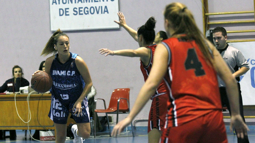 Fernández controla el balón buscando penetrar sobre la defensa del Herbalife Santa Marta. / NEREA LLORENTE