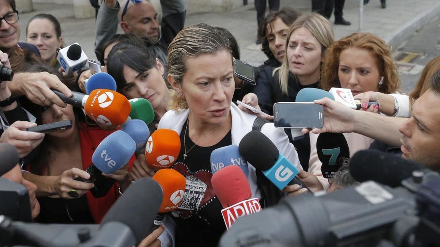 Imagen de archivo de la madre de Diana Quer, que lleva recluída en su casa desde que hallaron el cadáver de su hija.