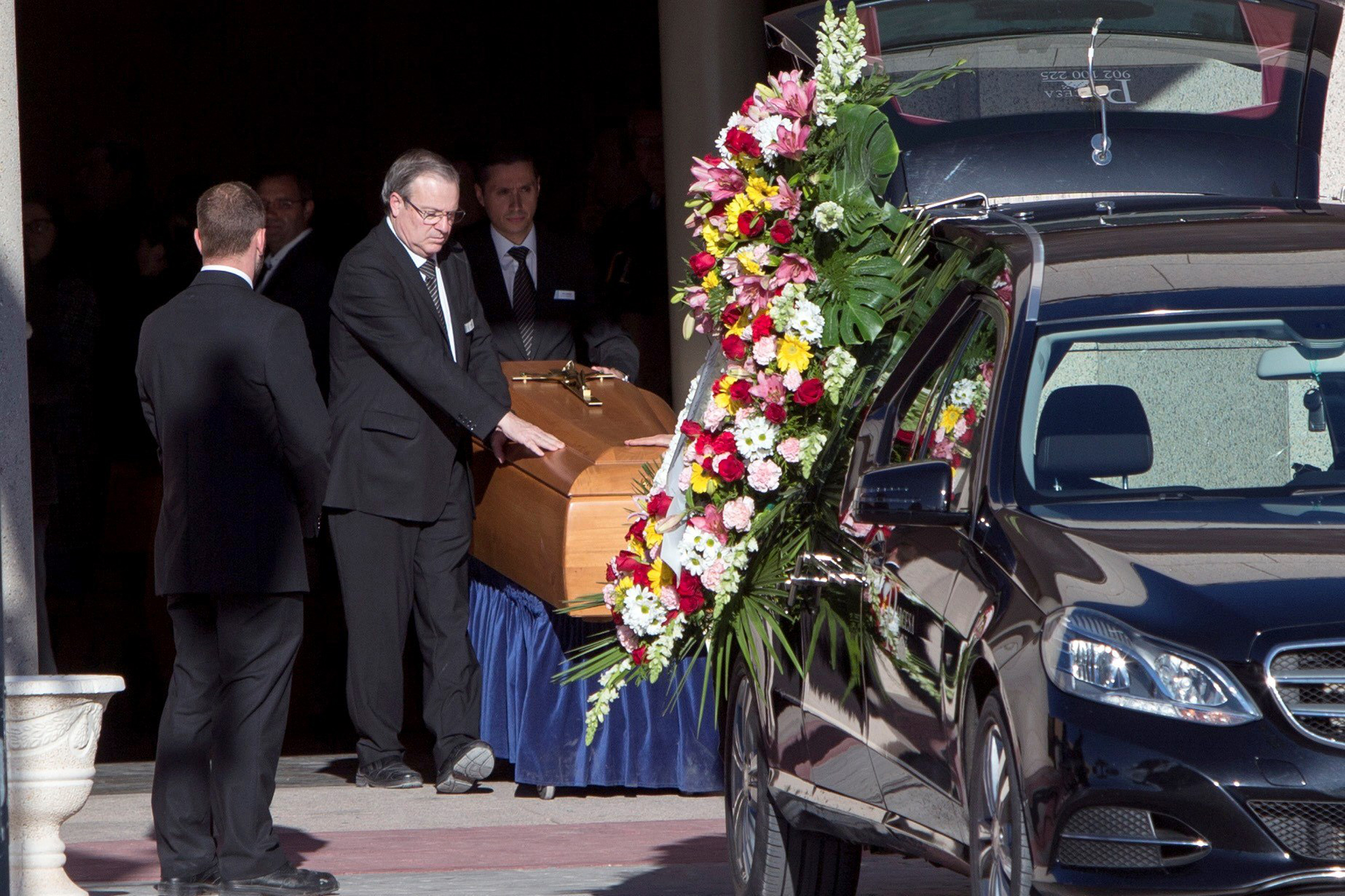 Los restos mortales de Diana Quer fueron enterrados en la más estricta intimidad, aunque se oficiará un funeral público por ella el lunes.