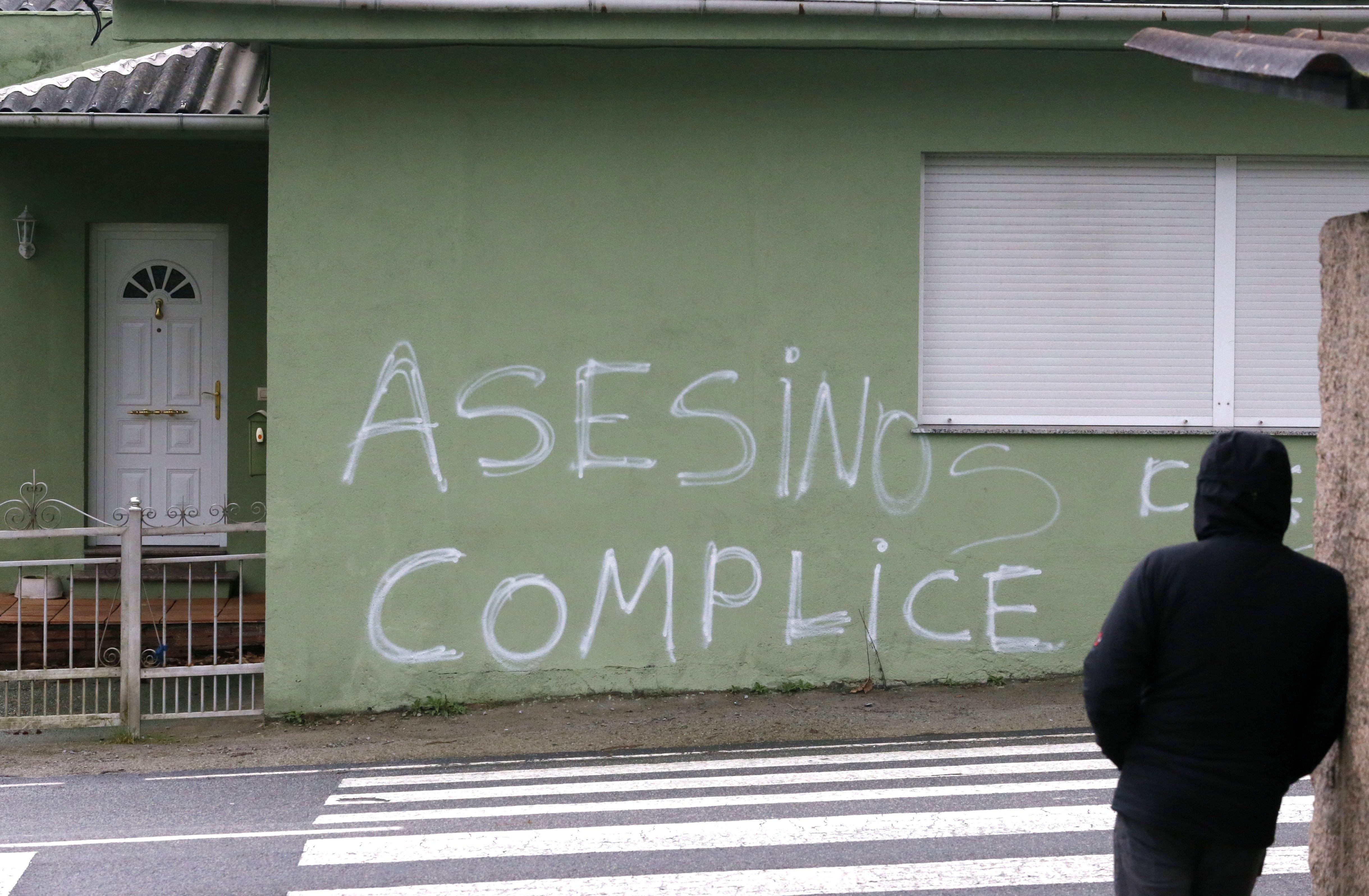 Pintadas que aparecieron esta semana en la vivienda del supuesto asesino de Diana Quer, José Enrique Abuín "El Chicle", en Rianxo.