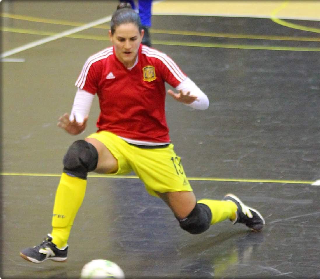 Estela García despeja un disparo. / EL ADELANTADO