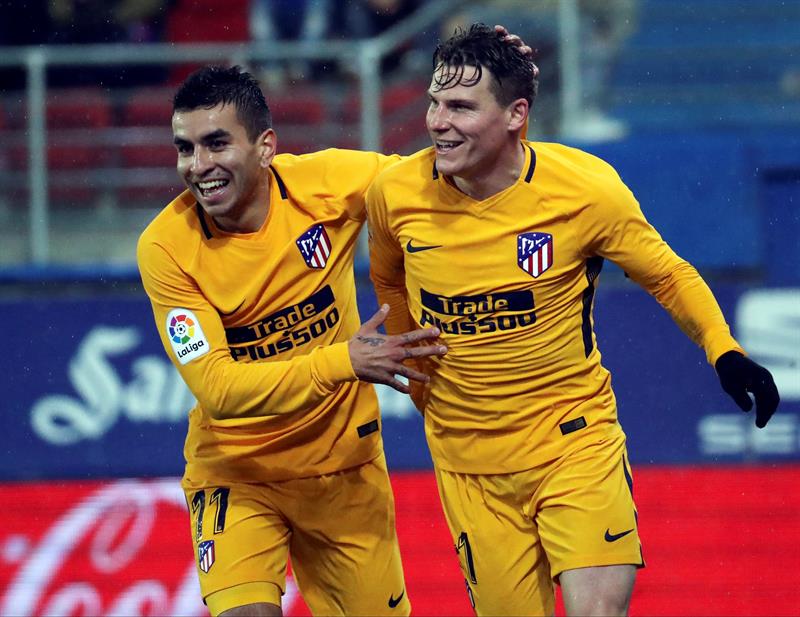 Gameiro celebra con Correa el gol del triunfo ante el Eibar.