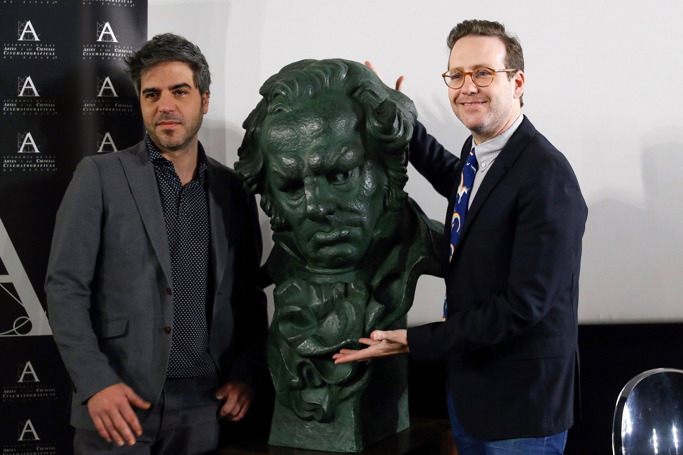 Los humoristas Ernesto Sevilla (i) y Joaquín Reyes posan junto al ‘cabezón’ durante su rueda de prensa.