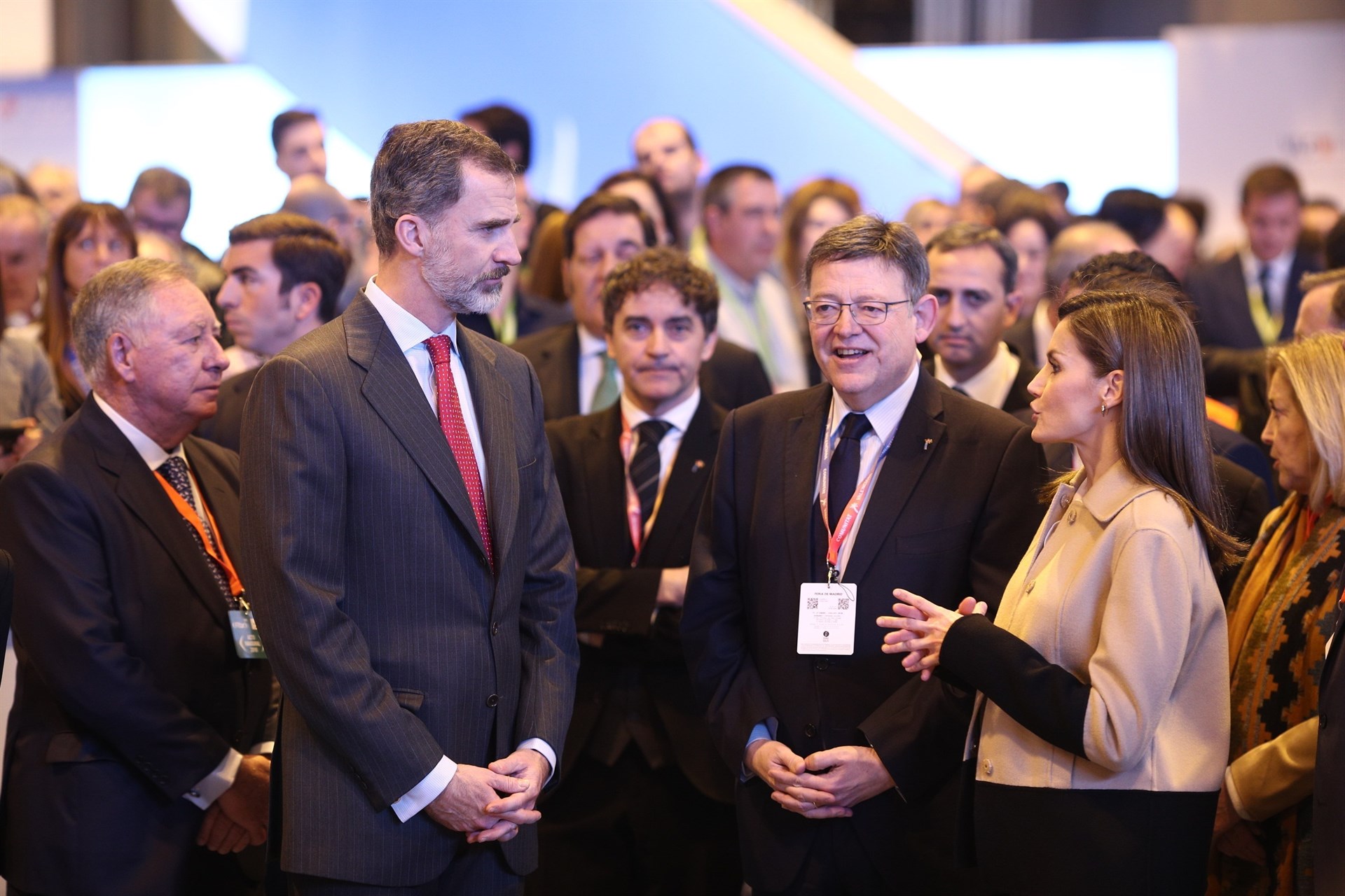 El presidente valenciano, Ximo Puig, conversa con los Reyes Felipe y Letizia.