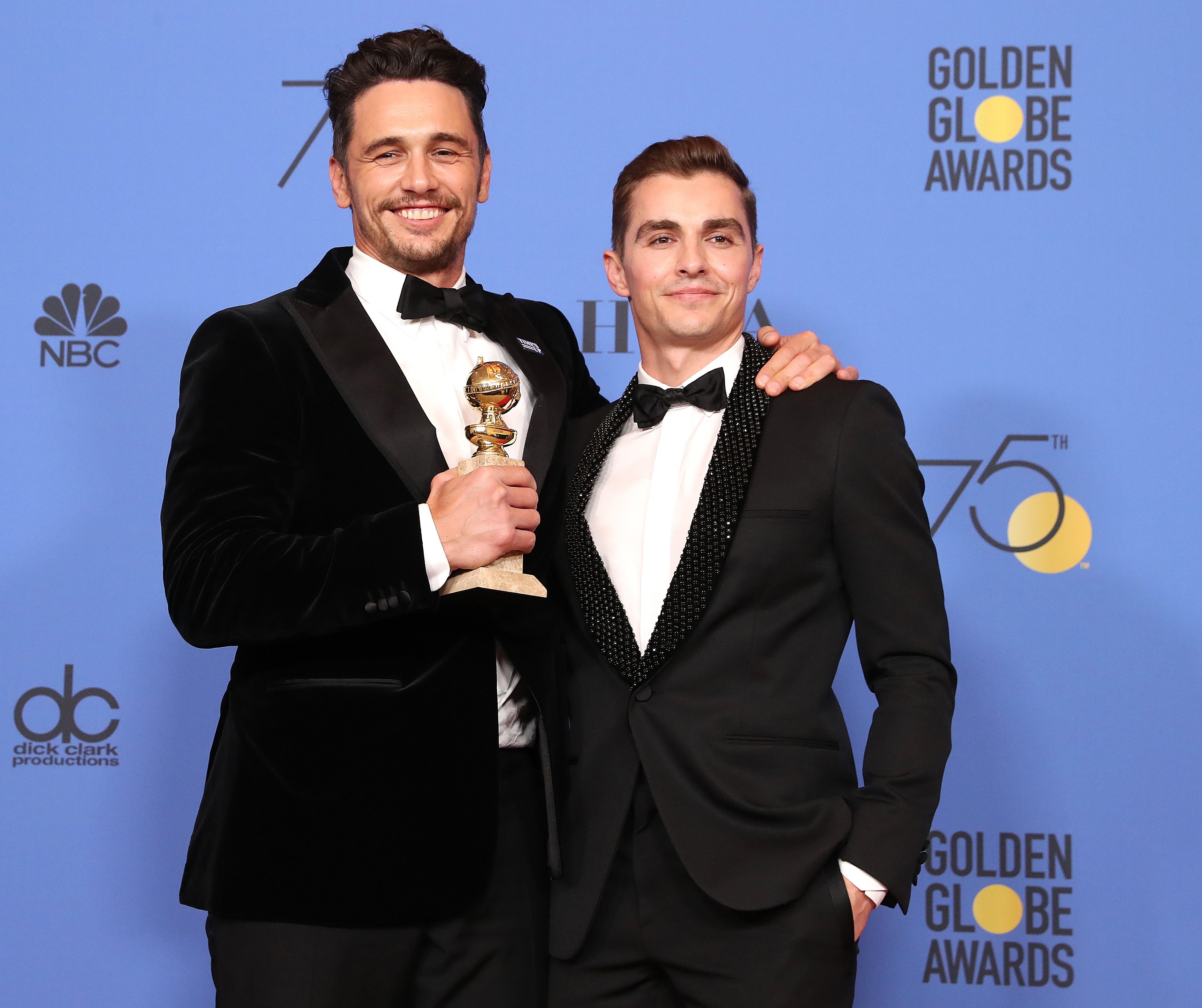 El actor James Franco (i) junto a su hermano Dave tras conseguir el galardón