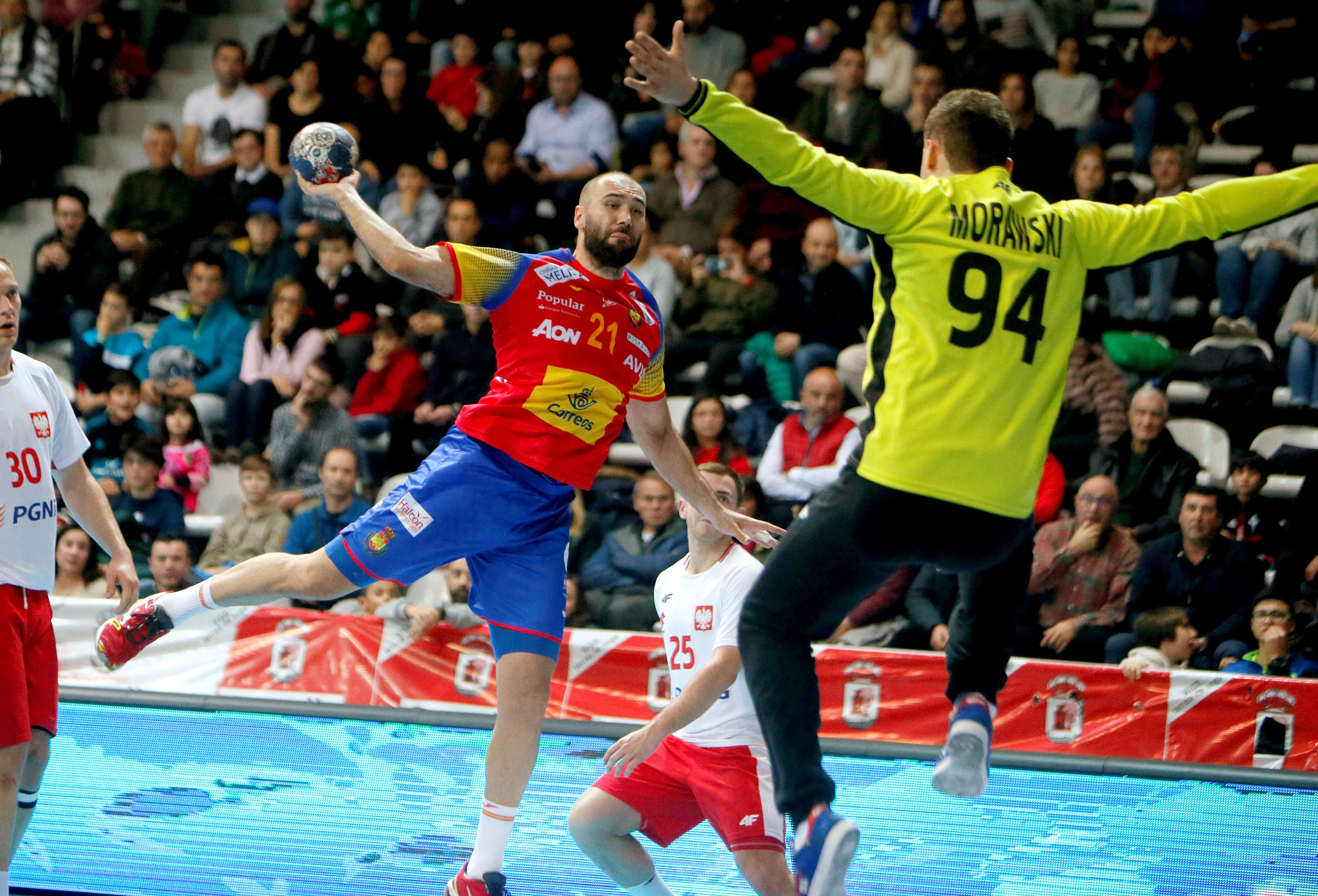 Joan Cañellas lanza a portería en el amistoso ante Polonia.